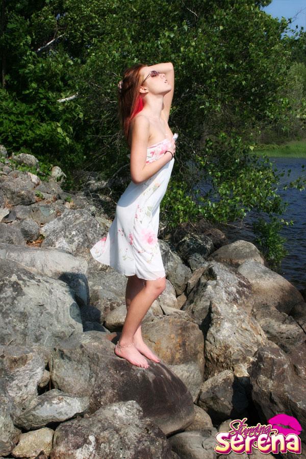 La impresionante Serena muestra sus sensuales piernas junto al estanque
 #60015985