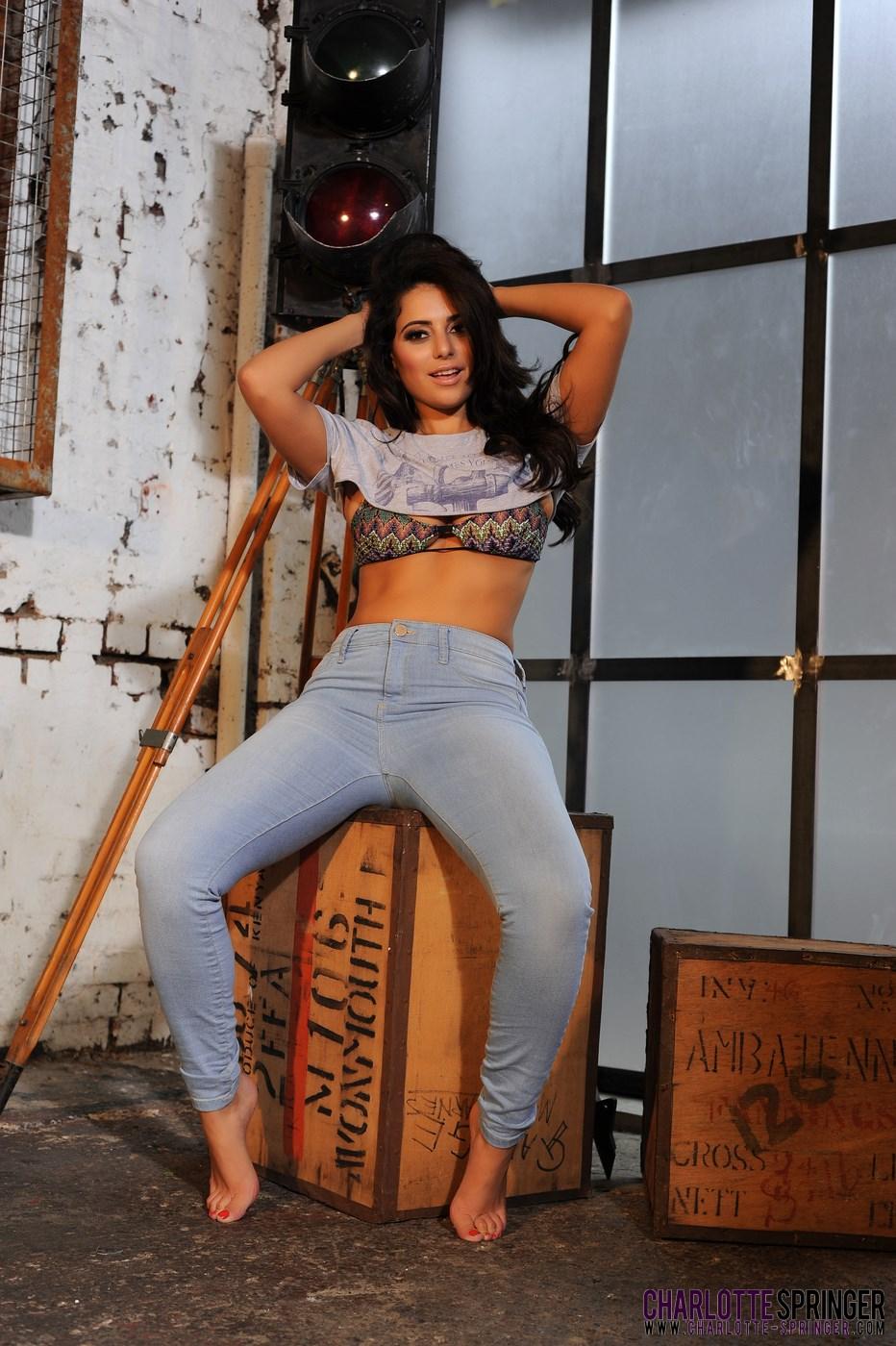 Charlotte springer mostra le sue tette naturali in un paio di jeans
 #53758851