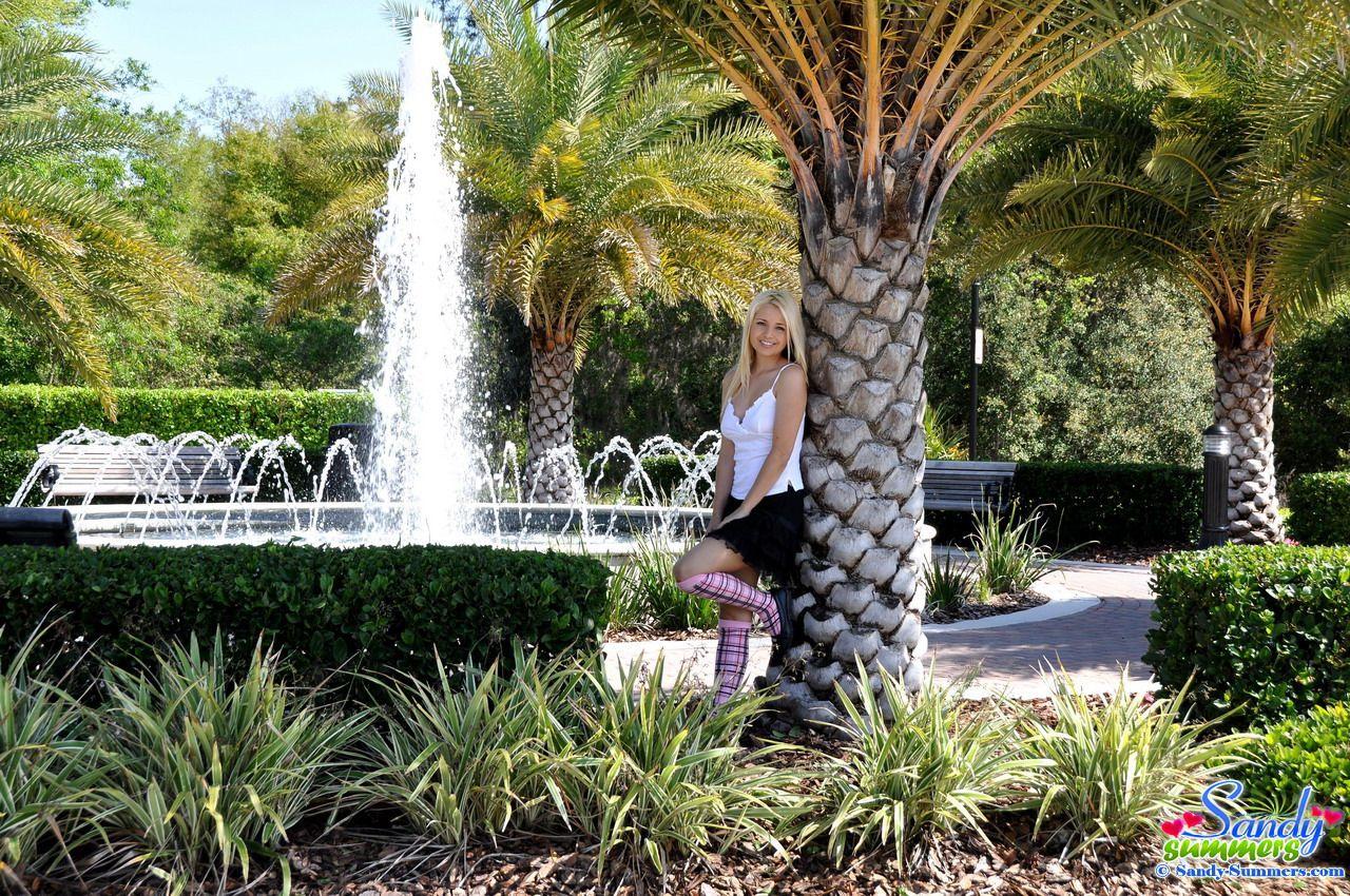 Fotos de sandy summers mostrando su falda en un parque
 #59909900