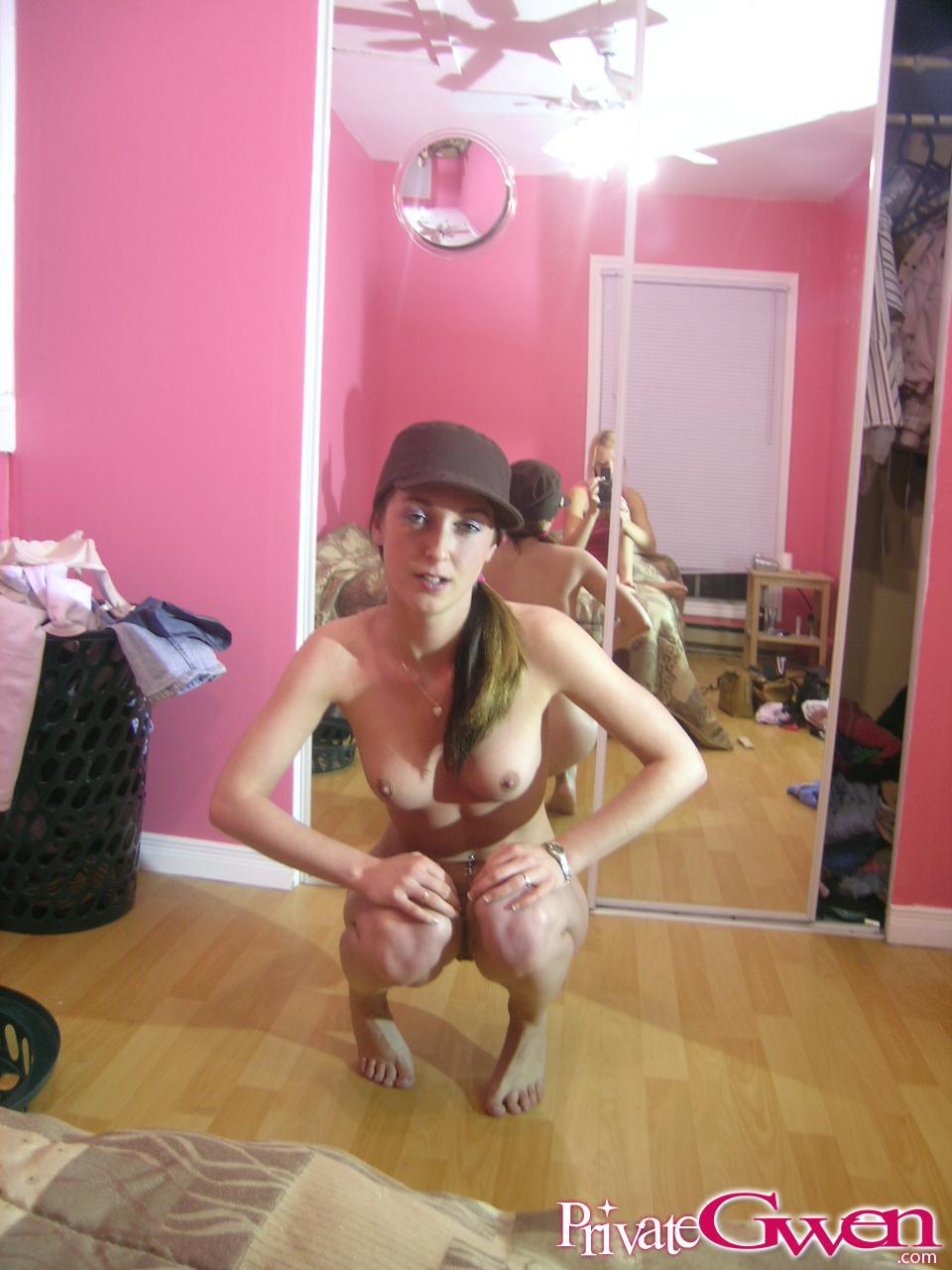 プライベートグウェンの写真 彼女のベッドルームですべての裸の
 #59839988