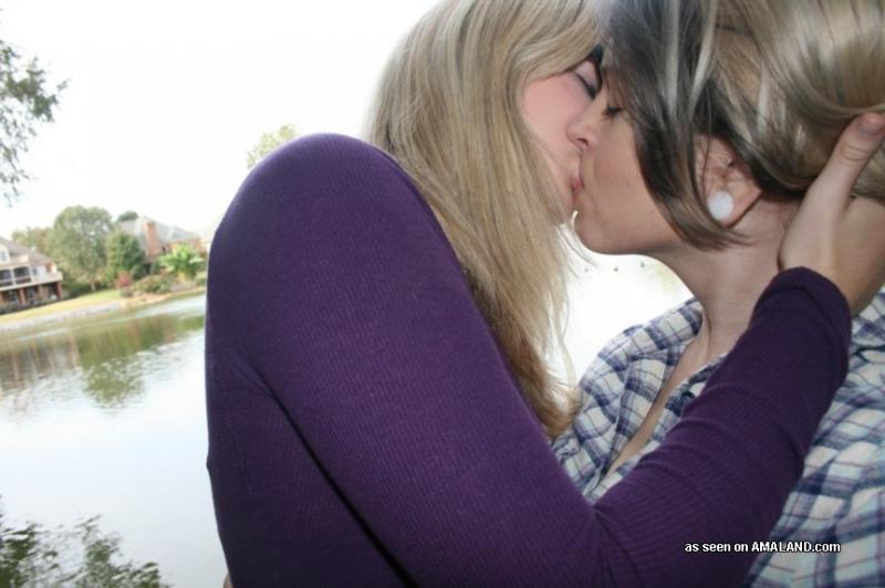 Fotoserie von geilen Amateur-Lesben bei einer versauten Kussserie
 #61968961