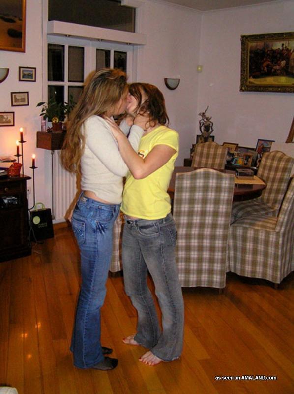Fotoserie von geilen Amateur-Lesben bei einer versauten Kussserie
 #61969077