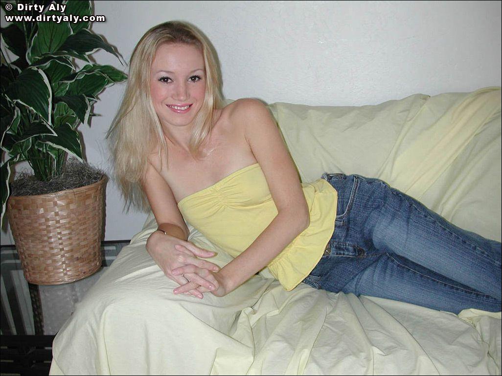 Bilder von Dirty Aly, die ihre Titten für dich entblößt
 #54072056