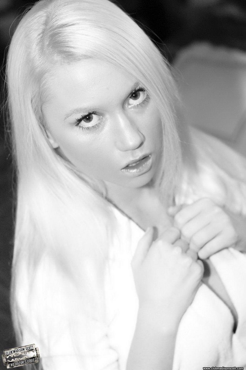 Fotos de madison scott desnudandose en blanco y negro
 #59159323