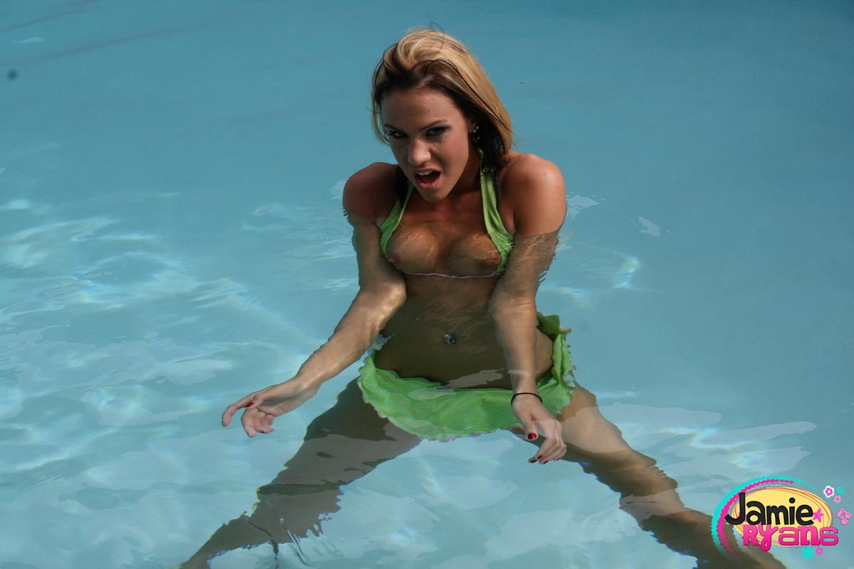 La jovencita Jamie Ryans muestra sus tetas en bikini en la piscina #52895838