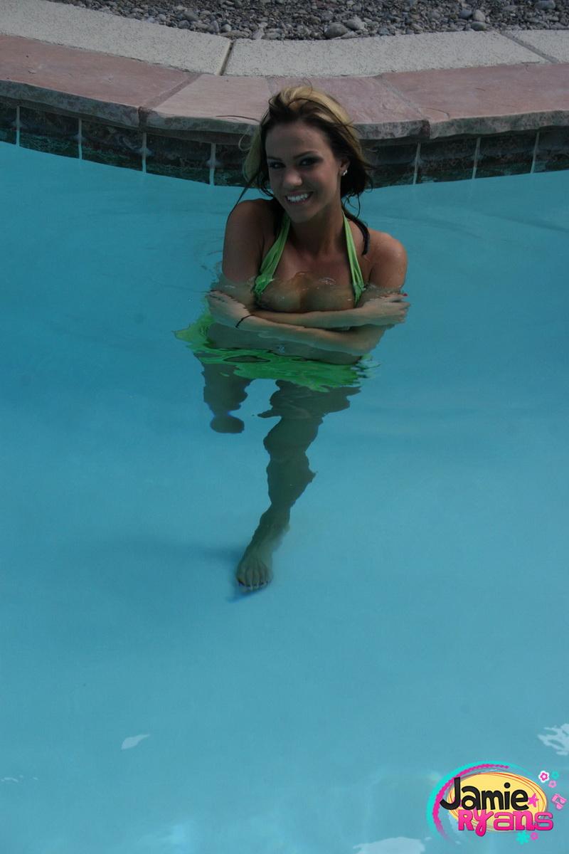 L'adolescente sexy Jamie Ryans mostra le sue tette vivaci mentre è in piscina nel suo bikini
 #52895901
