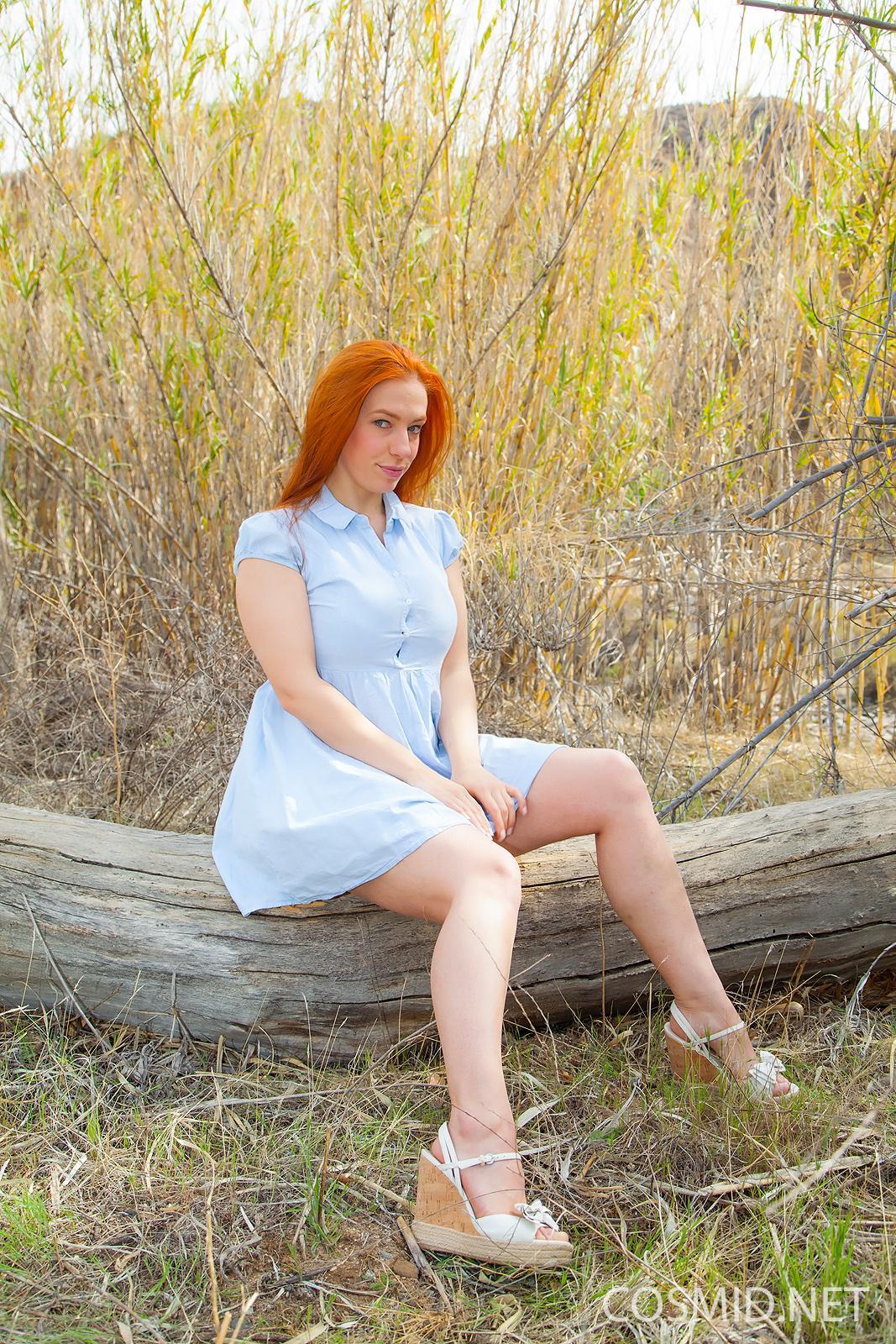 Busty redhead babe titania zeigt ihre riesigen natürlichen Titten draußen
 #60103556