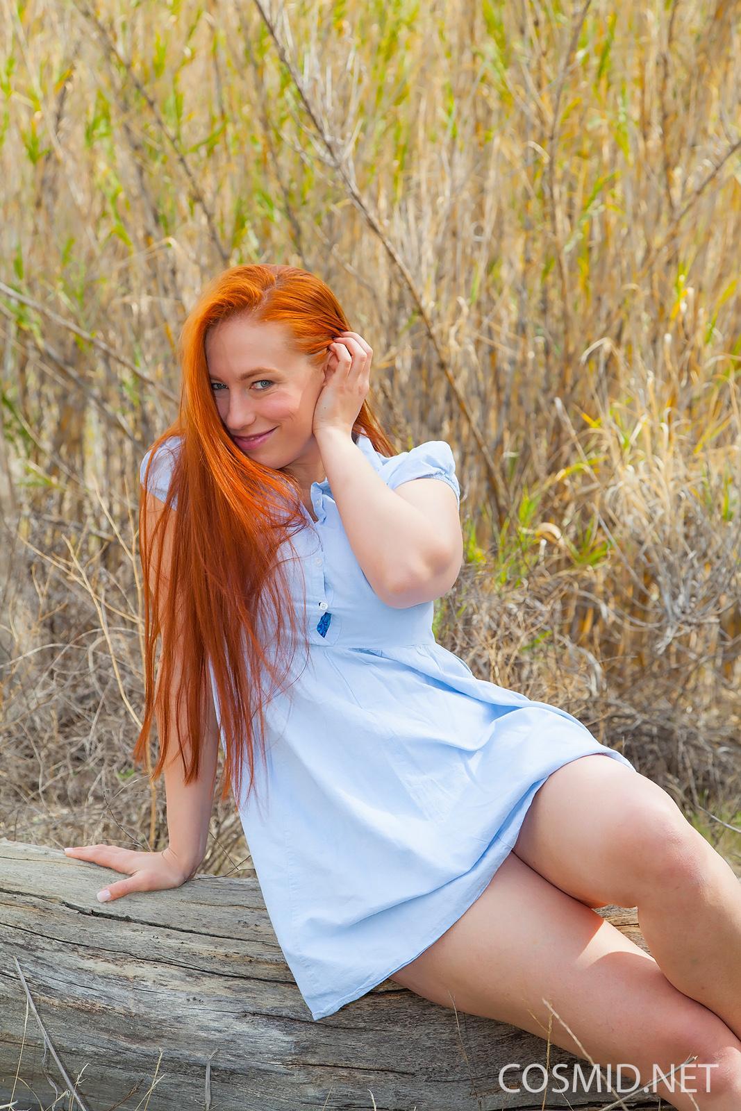 Busty babe titania dai capelli rossi mostra le sue enormi tette naturali fuori
 #60103564