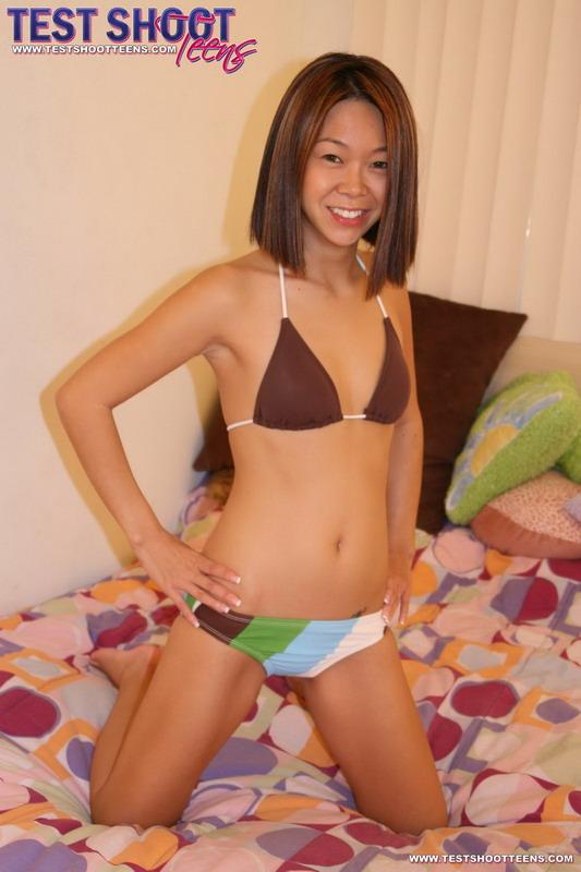 Amateur asiatische teen zeigt ihren perfekten runden Arsch in ihrem Bett
 #60853837