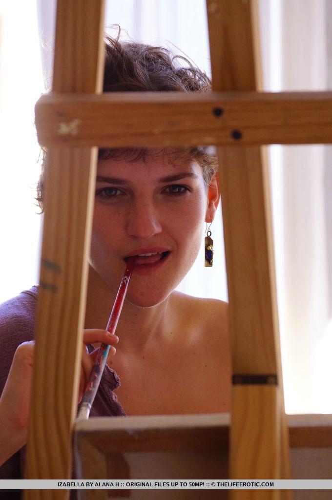 Kurzhaarige Künstlerin Izabella wird frech mit einem Gemälde
 #60861400