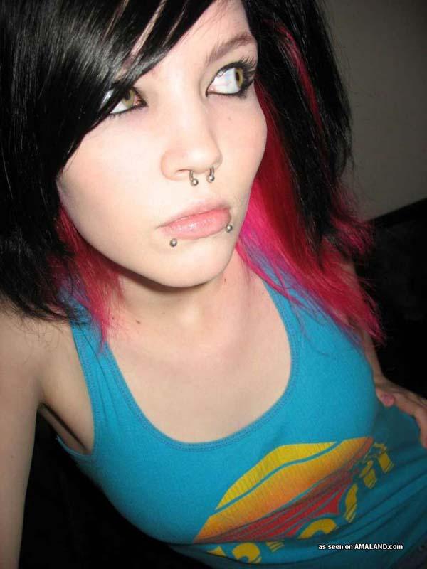 Sélection de photos d'une gf emo qui aime les piercings faciaux
 #60641820