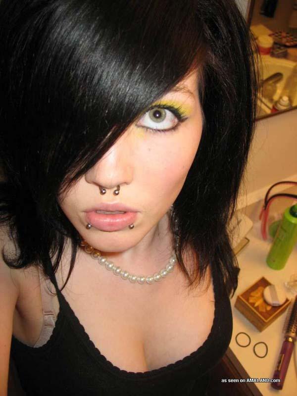Sélection de photos d'une gf emo qui aime les piercings faciaux
 #60641830