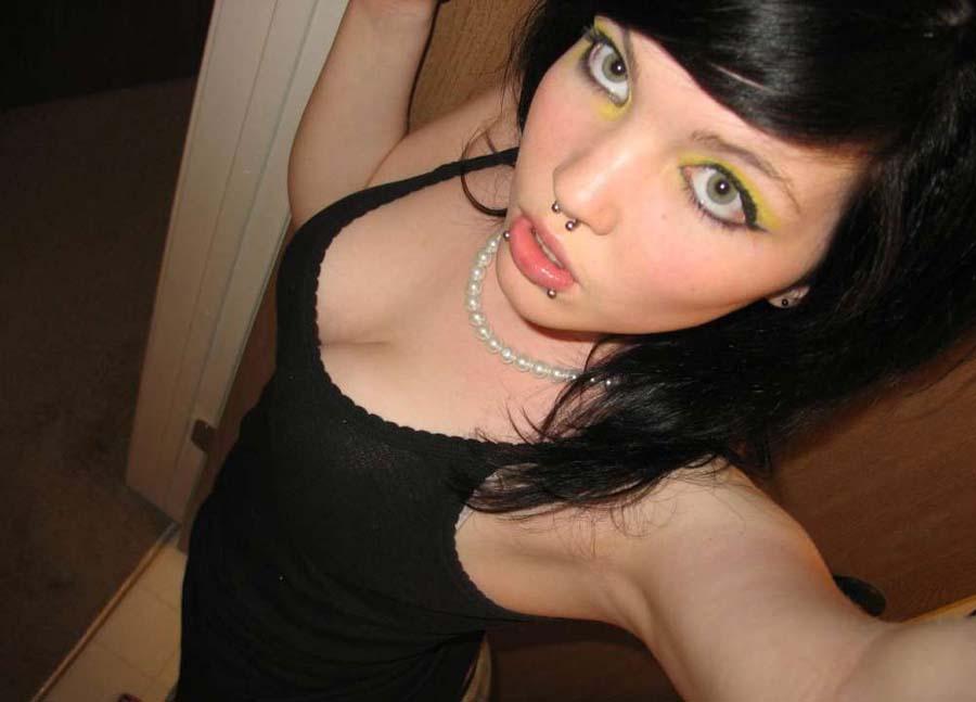 Sélection de photos d'une gf emo qui aime les piercings faciaux
 #60641865