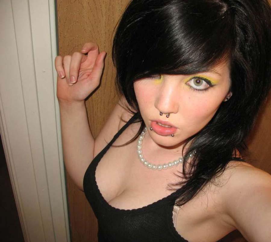 Sélection de photos d'une gf emo qui aime les piercings faciaux
 #60641880