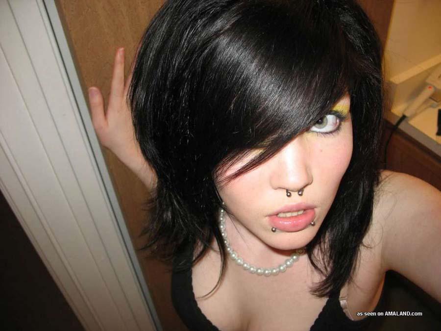 Sélection de photos d'une gf emo qui aime les piercings faciaux
 #60641899