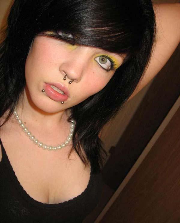 Selección de fotos de una gf emo a la que le gustan los piercings faciales
 #60641913