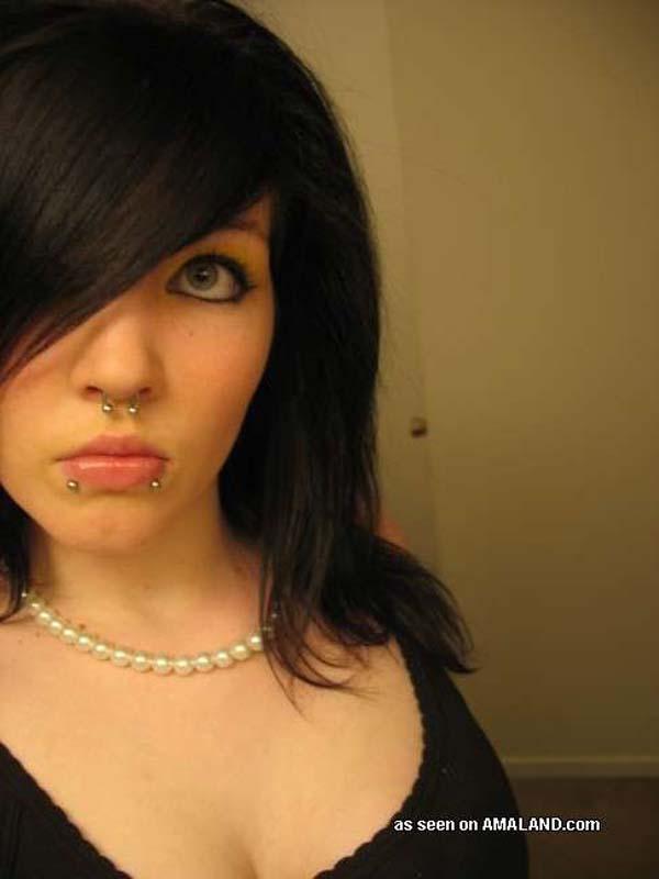 Sélection de photos d'une gf emo qui aime les piercings faciaux
 #60641925