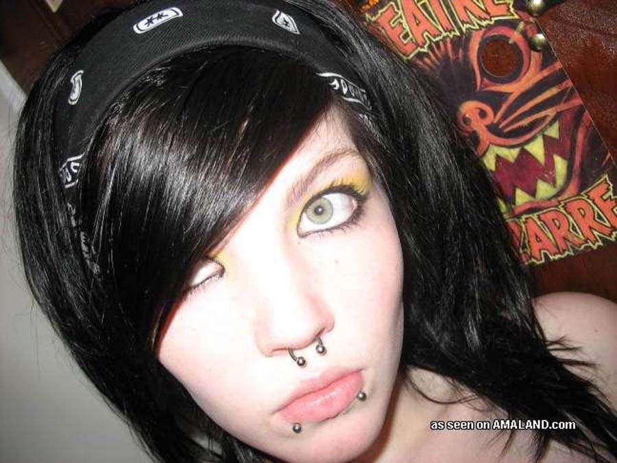 Sélection de photos d'une gf emo qui aime les piercings faciaux
 #60641969