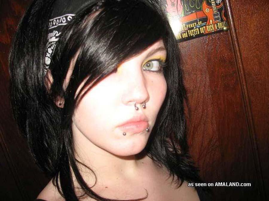 Sélection de photos d'une gf emo qui aime les piercings faciaux
 #60641990