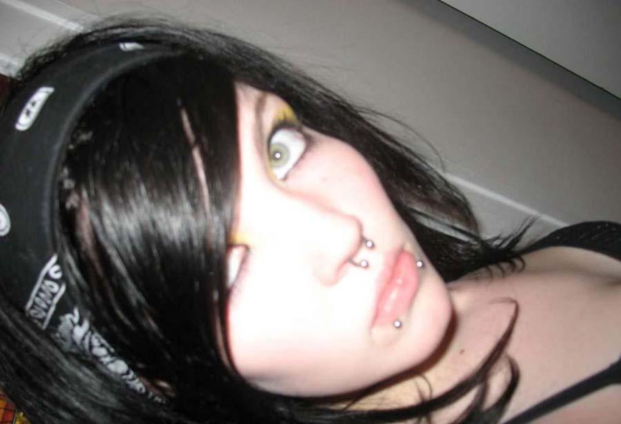 Sélection de photos d'une gf emo qui aime les piercings faciaux
 #60642015