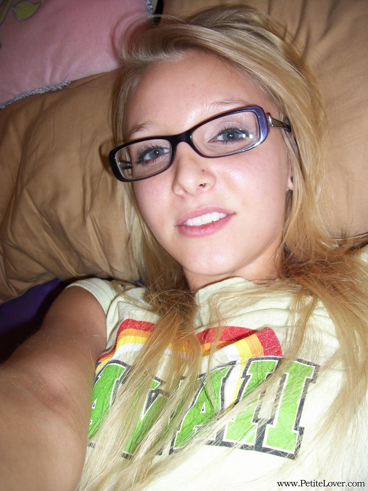 Sexy zierliches blondes Teenie Elle schießt oben ohne Selfies mit ihrer sexy Brille
 #54159503