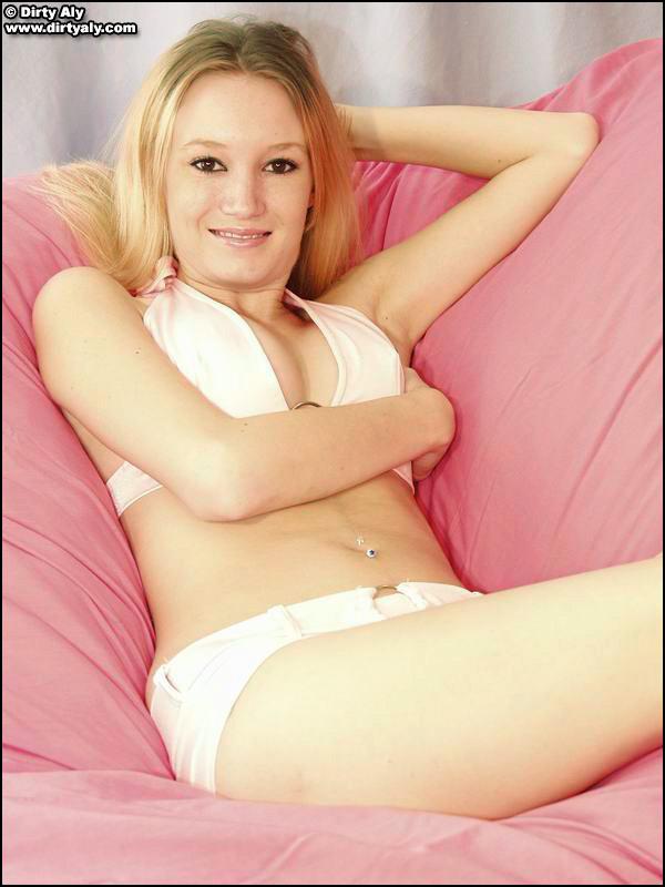 Bilder von blondem Teenie Dirty Aly zeigt dir ihre Titten
 #54072839