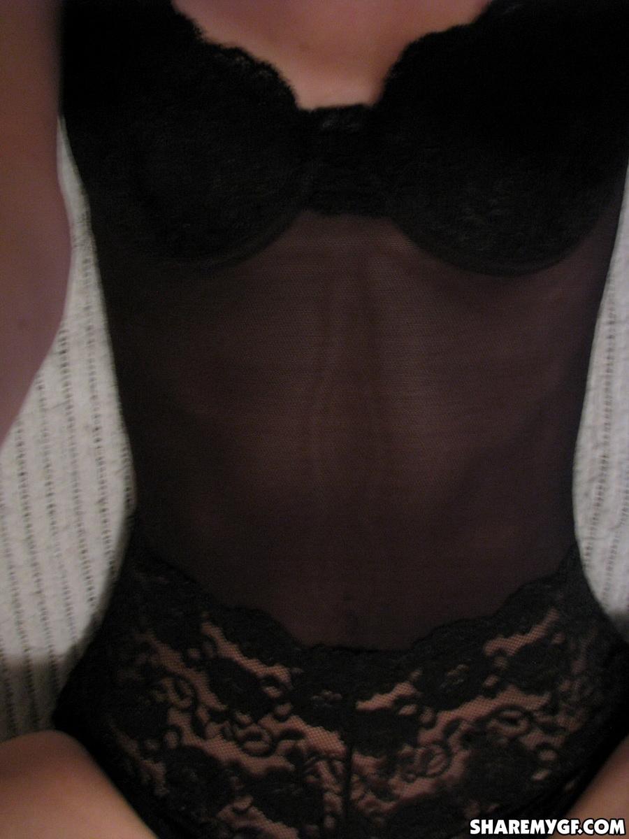 Une petite amie excitée prend des photos d'elle dans une petite tenue noire en dentelle.
 #60790400