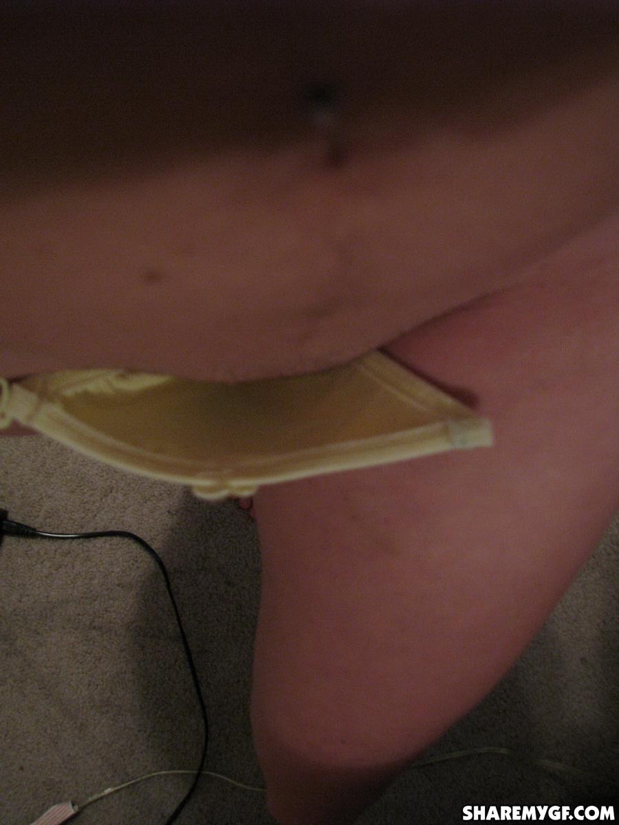 Skinny Freundin nimmt selfshot Bilder in den Spiegel von ihren frechen Titten in einem gelben Spitzen-BH
 #60790388