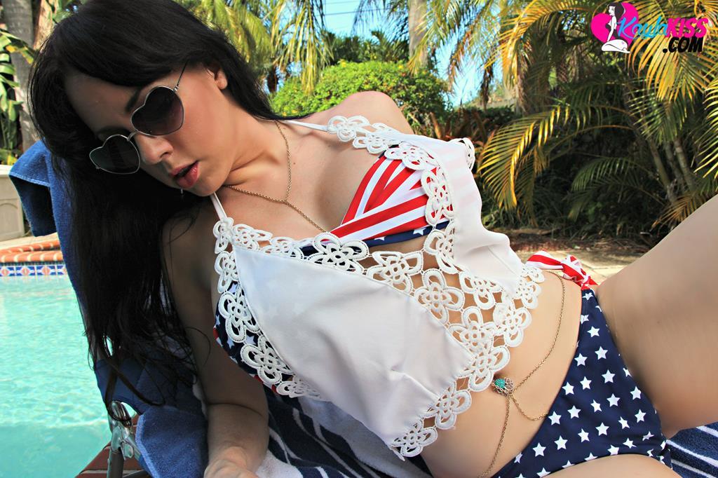 Kayla Kiss feiert den Unabhängigkeitstag am Pool
 #58181979