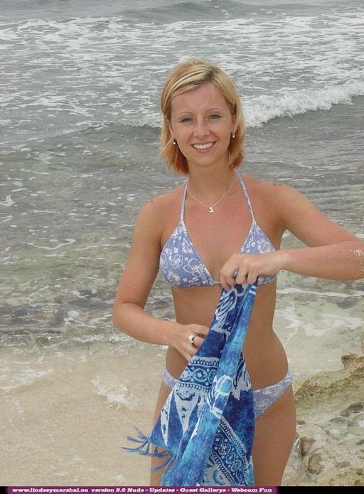 Lindsey se déshabille de son bikini sur la plage.
 #61915187
