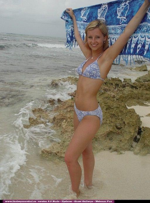 Lindsey se déshabille de son bikini sur la plage.
 #61915211