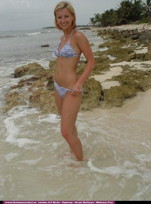 Lindsey se déshabille de son bikini sur la plage.
 #61915232