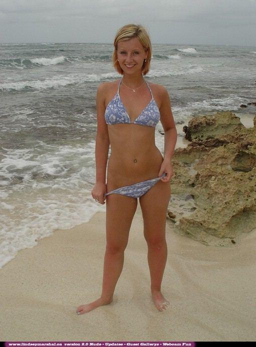 Lindsey zieht sich am Strand aus ihrem Bikini aus
 #61915241