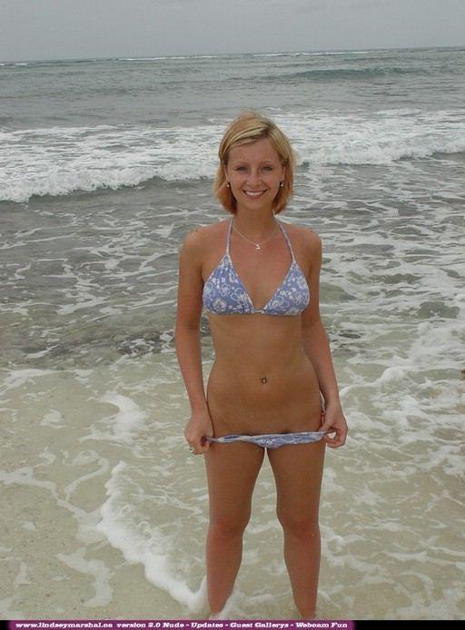 Lindsey se déshabille de son bikini sur la plage.
 #61915247