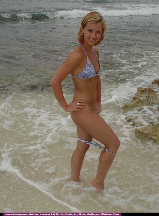 Lindsey zieht sich am Strand aus ihrem Bikini aus
 #61915264