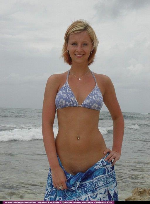 Lindsey zieht sich am Strand aus ihrem Bikini aus
 #61915284