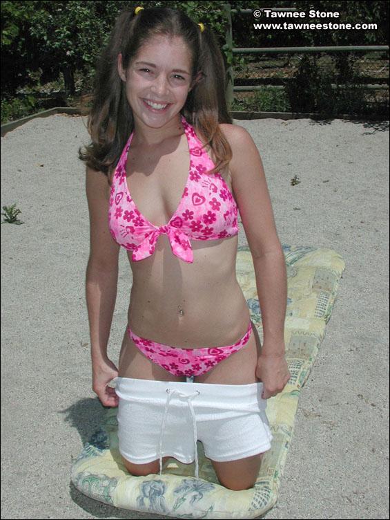 Bilder von Tawnee Stone, wie sie sich aus ihrem Bikini auszieht
 #60064111