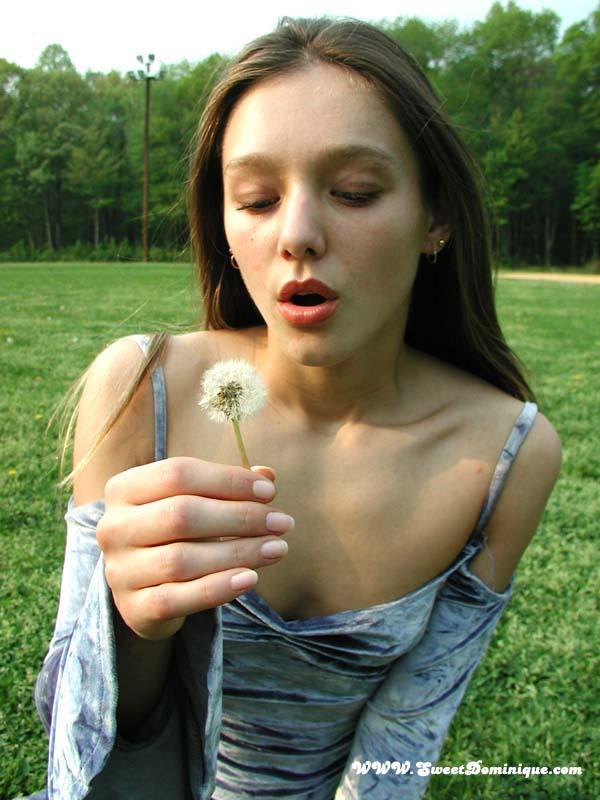 Fotos de la dulce dominique burlándose en un parque
 #60029076