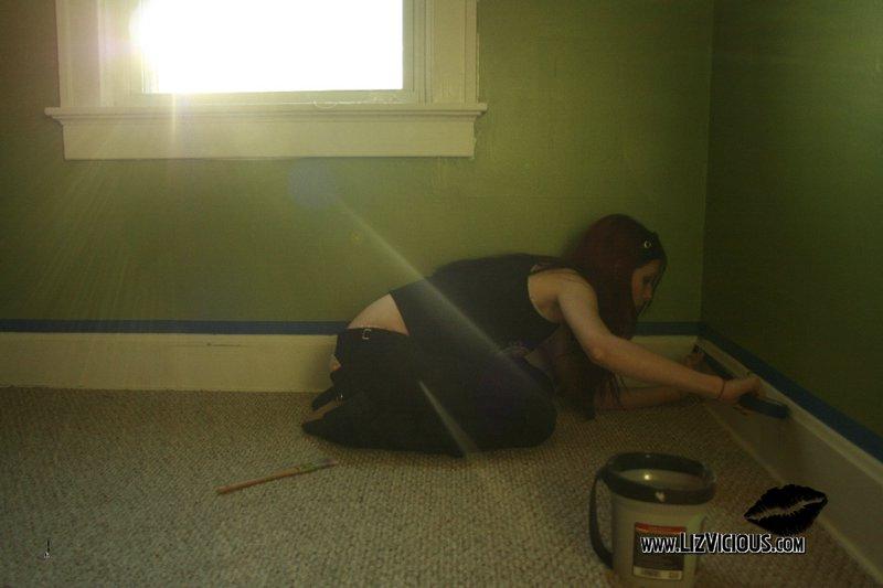 Pictures of Liz Vicious getting bored while painting #59032810