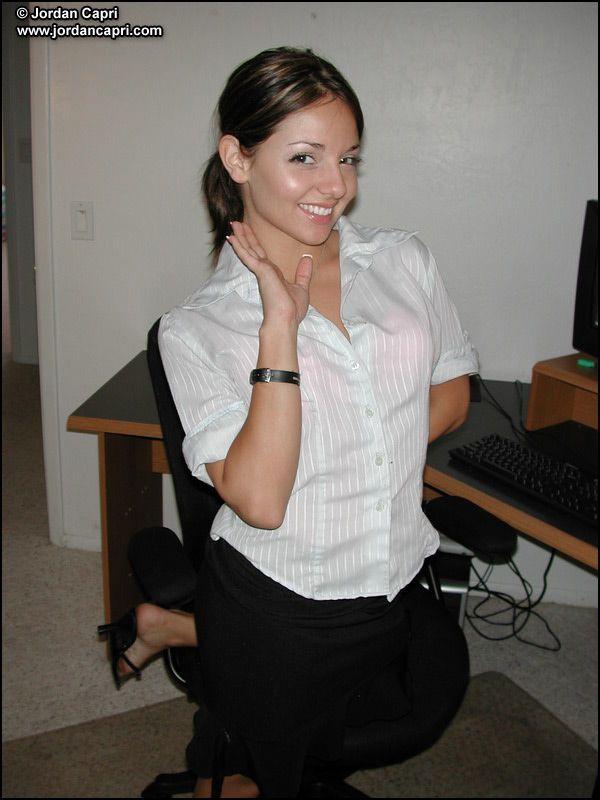 Immagini di Jordan Capri ottenere kinky in ufficio
 #55589128