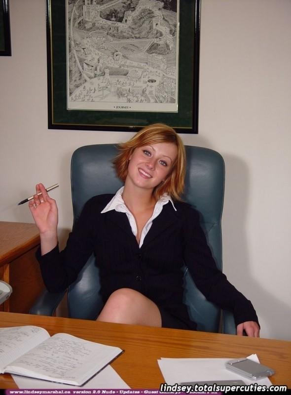 Lindsey marshal pose en secrétaire sexy
 #60578559