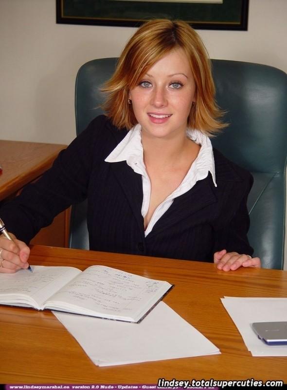 Lindsey Marshal posa como una secretaria sexy
 #60578575