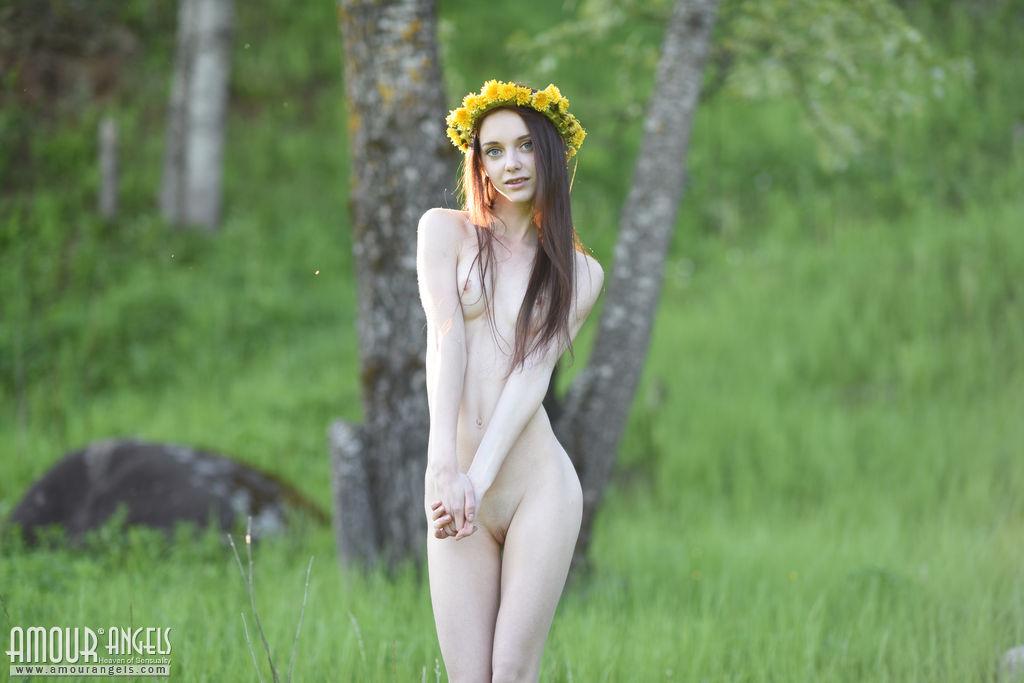 Lapa, bellezza minuta, mostra il suo splendido corpo nudo in "eterna primavera
 #60234948