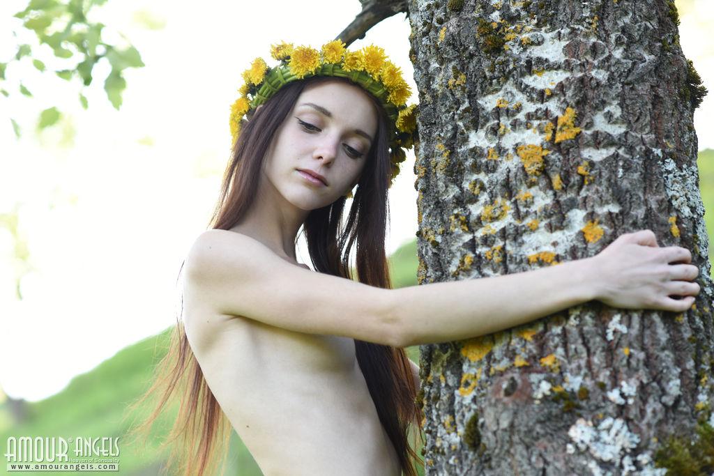 Lapa, bellezza minuta, mostra il suo splendido corpo nudo in "eterna primavera
 #60234965