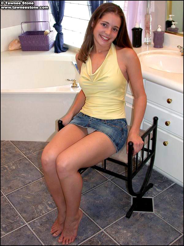 Bilder von Tawnee Stein strippt zu ihrem Höschen
 #60063091