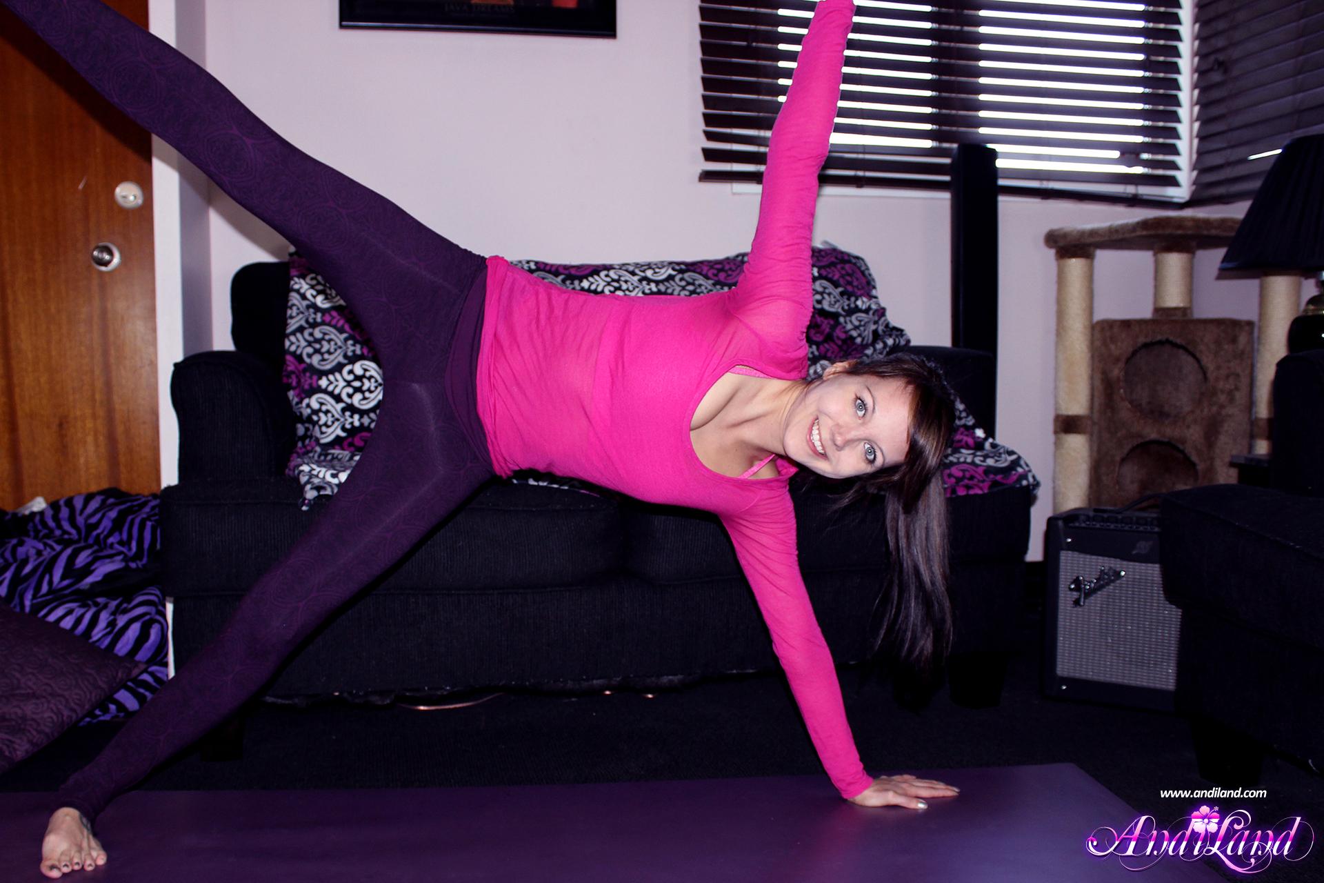 La jeune brune Andi Land fait ses étirements de yoga toute nue.
 #53136323