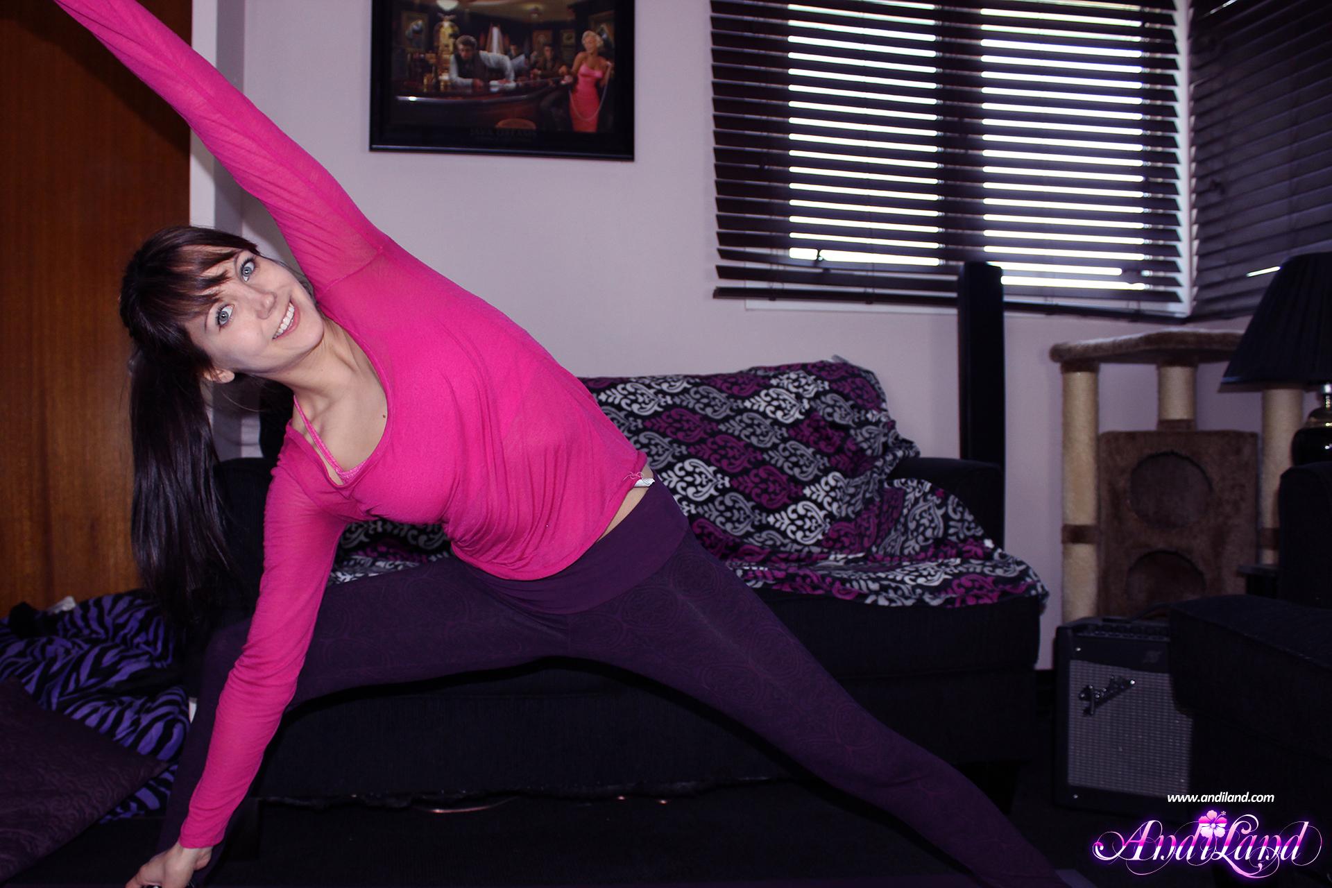 Brunette teen andi land fa il suo yoga stretching in nudo
 #53136582