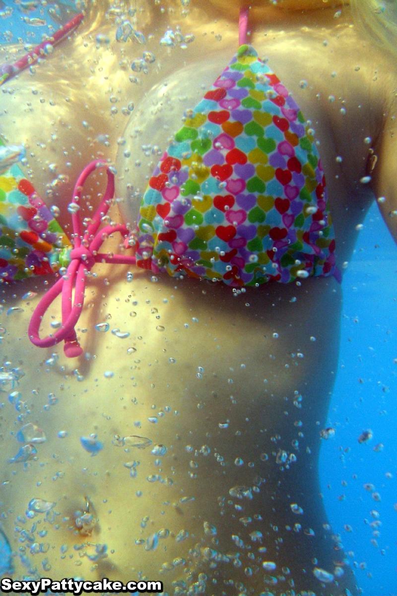 Pattycake rubia joven muestra su arbusto en su pequeño bikini de corazones
 #59953693