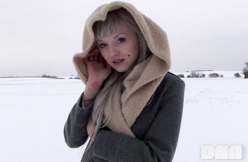 金髪モデルのLovisa Greyは、雪の中で彼女のおっぱいを点滅させる
 #59108281