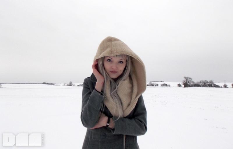 金髪モデルのLovisa Greyは、雪の中で彼女のおっぱいを点滅させる
 #59108292